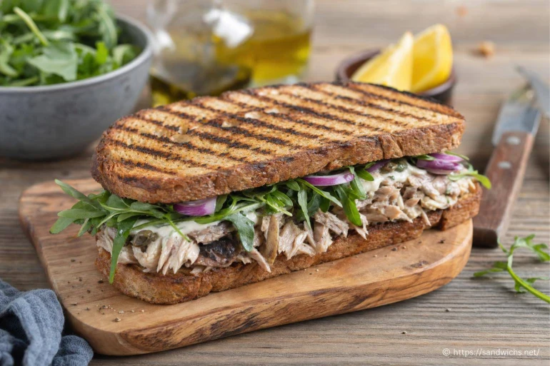 Sandwich pain grillé au maquereau : une recette marine savoureuse