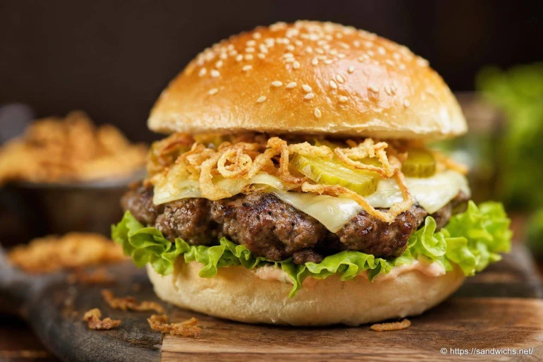 Burger du 1er Mai au bœuf, oignons frits, salade et cornichons